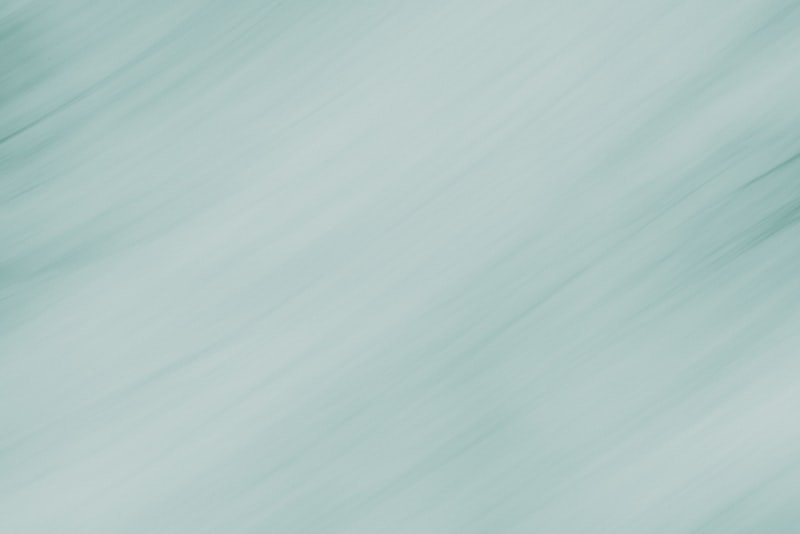 A blurry photo of a green and white background